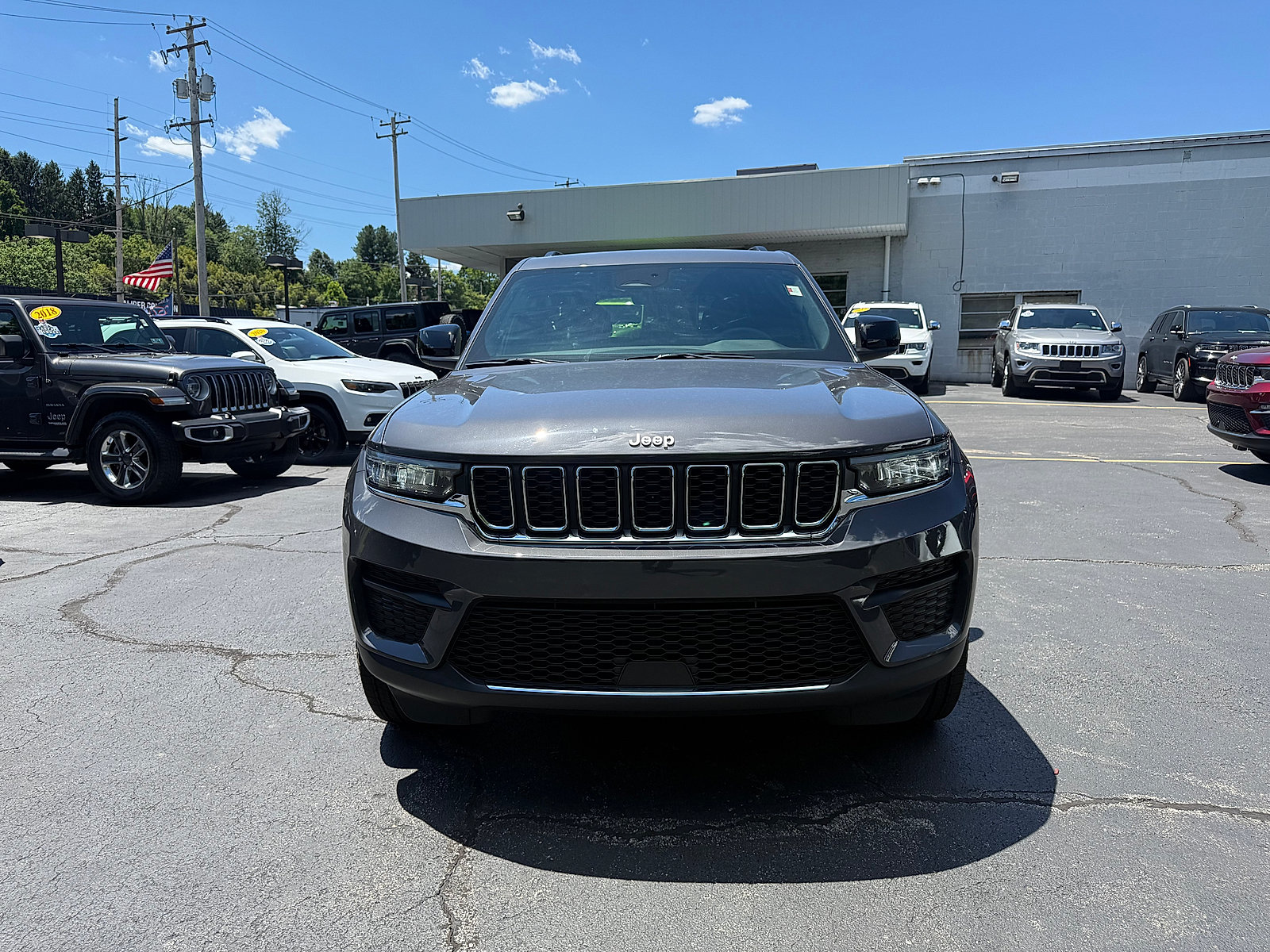 Certified 2025 Jeep Grand Cherokee Laredo w/ Luxury Tech Group I AWD/4WD image 2