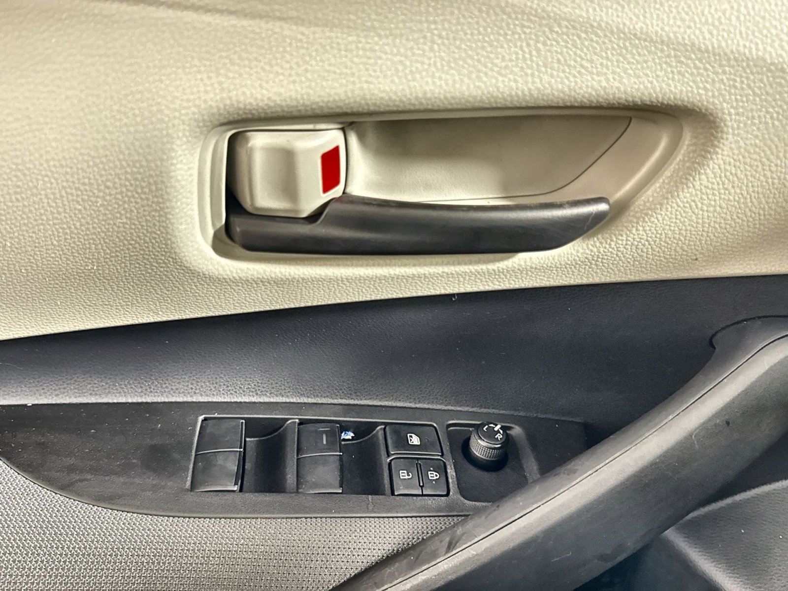 Used 2022 Toyota Corolla LE image 15