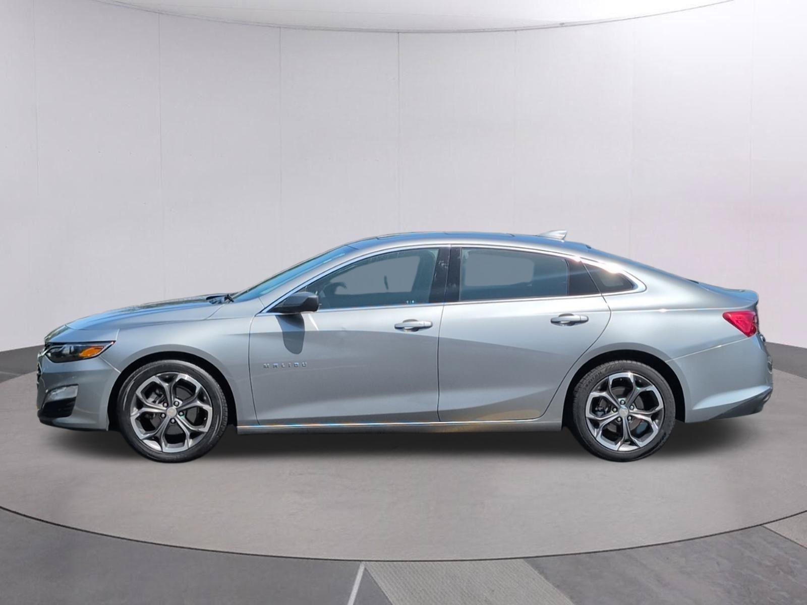 Used 2024 Chevrolet Malibu LT FWD image 2