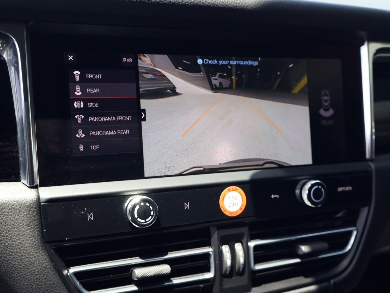 Certified 2025 Porsche Macan AWD/4WD image 18