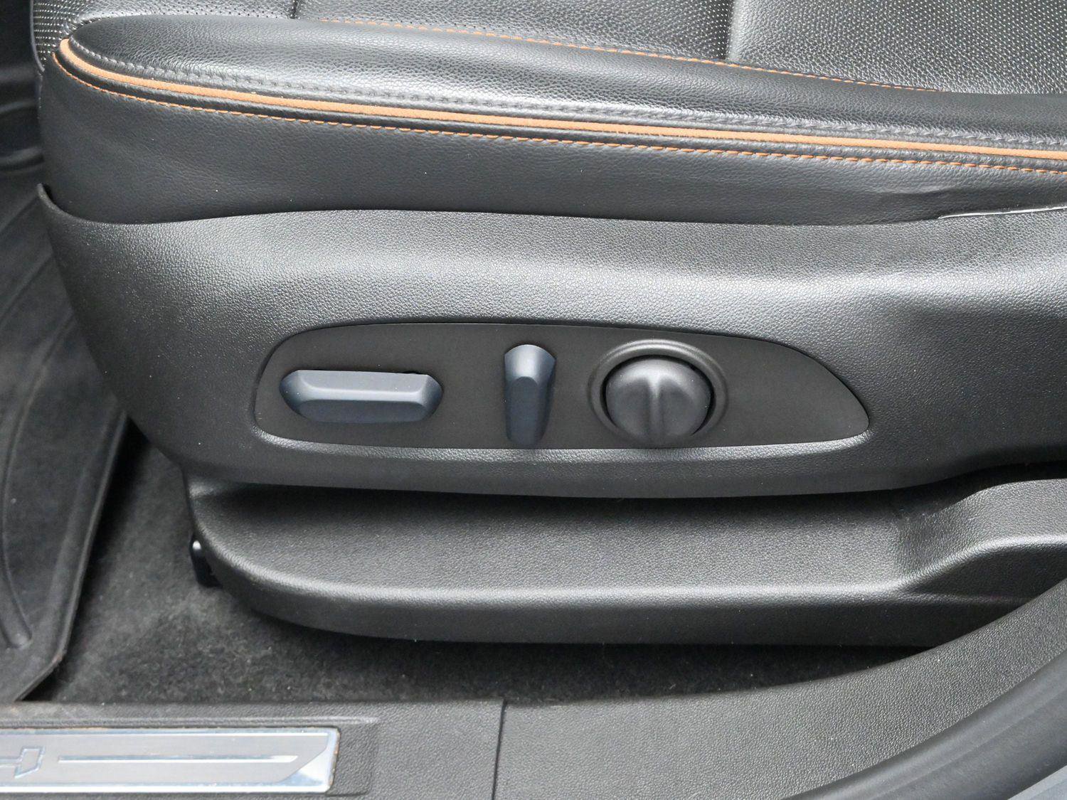 Used 2023 GMC Acadia AT4 w/ Technology Package image 16