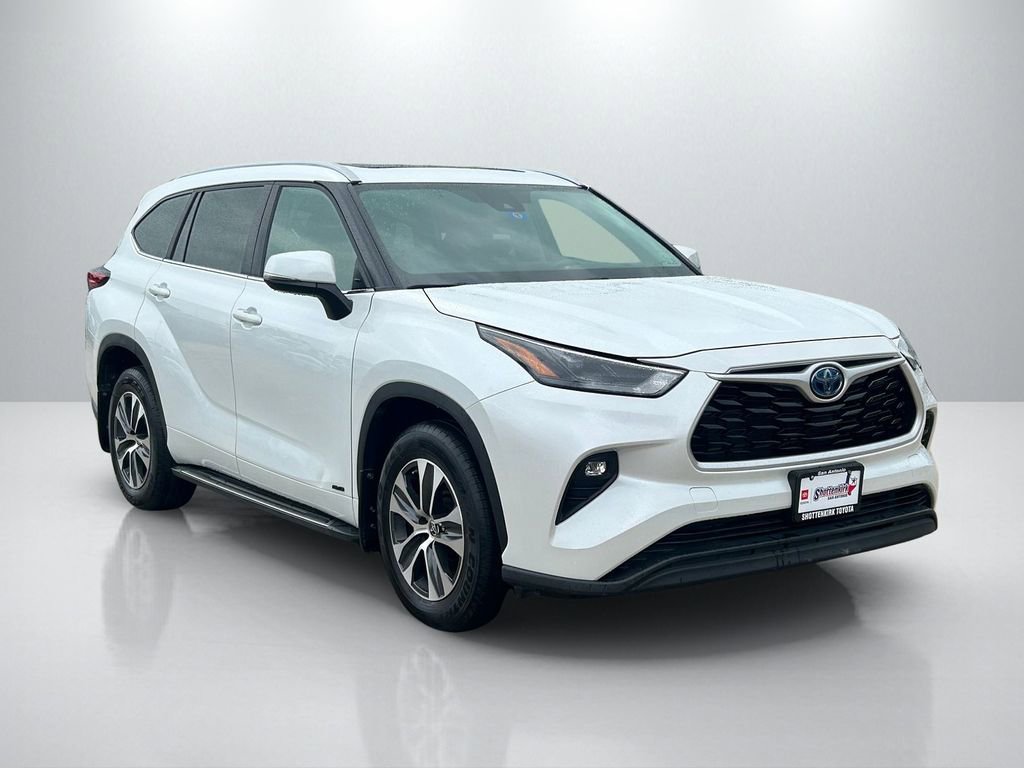 Used 2023 Toyota Highlander XLE image 3