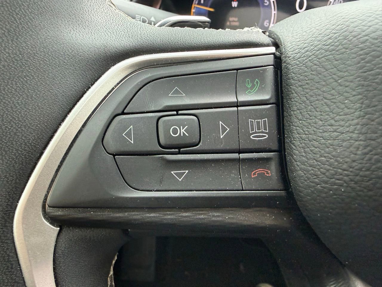 Used 2025 Jeep Grand Cherokee L Altitude AWD/4WD image 12
