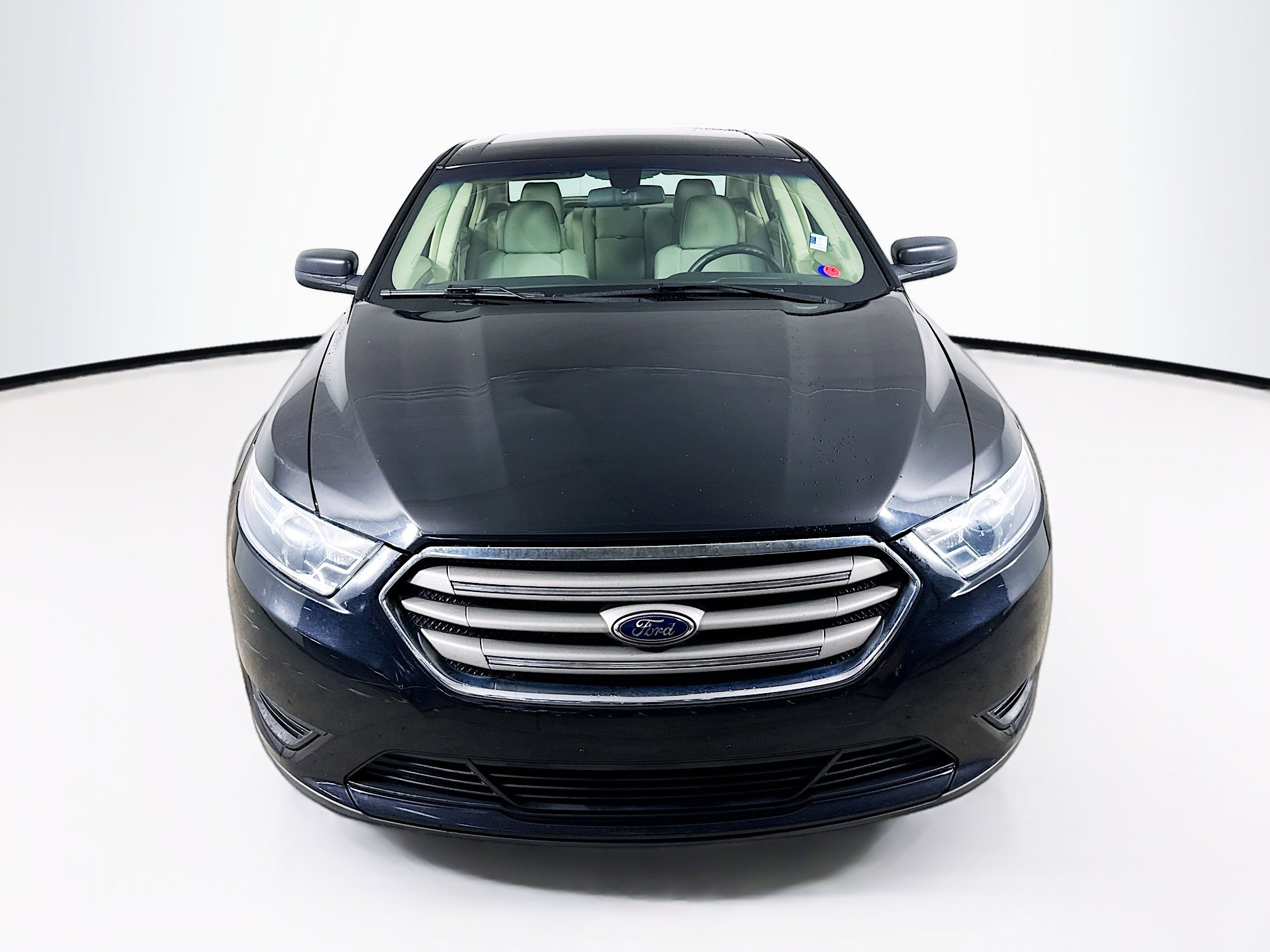 Used 2018 Ford Taurus SE image 3
