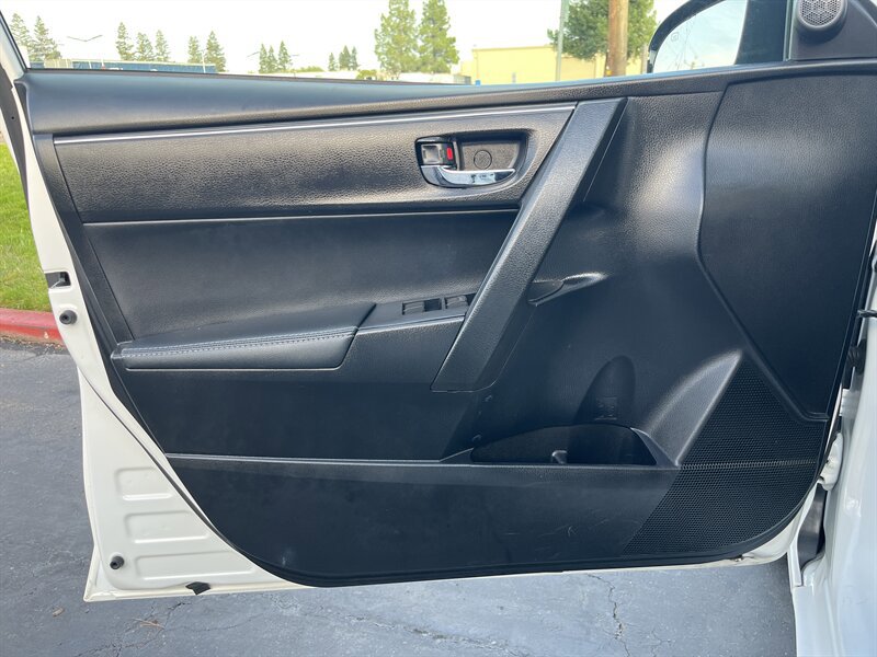 Used 2018 Toyota Corolla XLE w/ Carpet Mat Package (TMS) FWD image 27