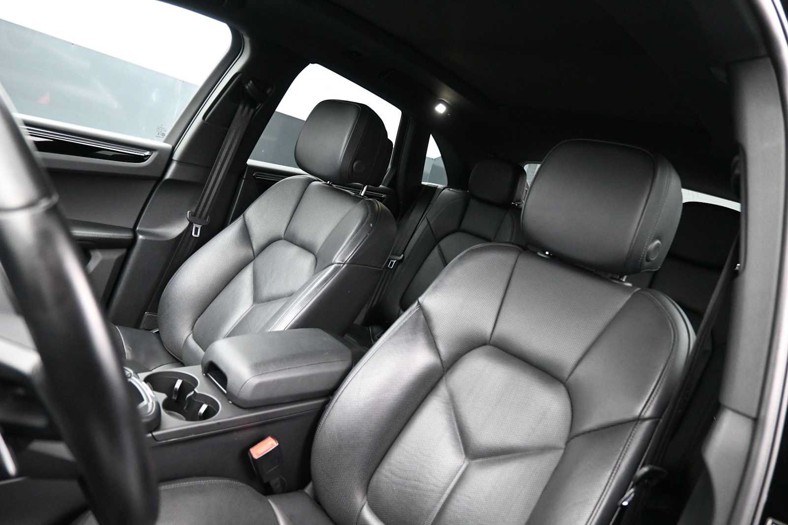 Certified 2024 Porsche Macan AWD/4WD image 5