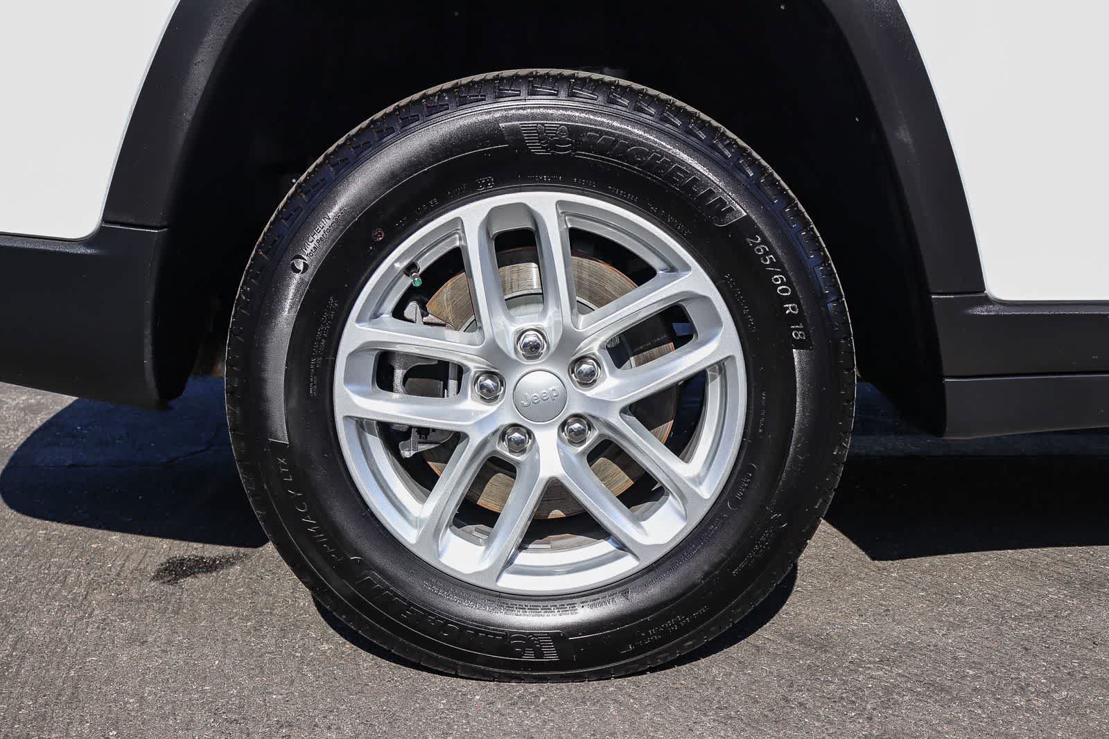 Used 2025 Jeep Grand Cherokee L Laredo RWD image 11