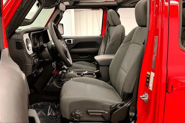 Used 2025 Jeep Wrangler Unlimited Sahara w/ Safety Group image 25