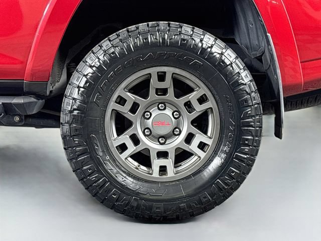 Used 2020 Toyota 4Runner SR5 AWD/4WD image 33