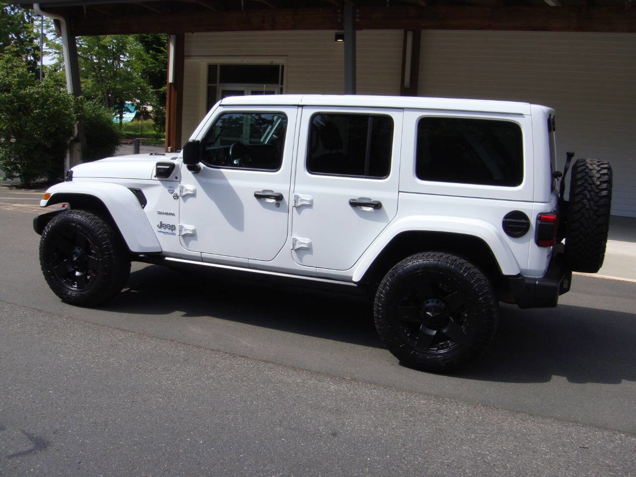 Used 2022 Jeep Wrangler Unlimited Sahara w/ Cold Weather Group image 3