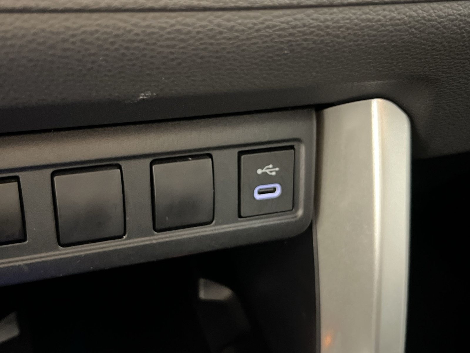 Used 2025 Toyota Corolla Cross LE FWD image 34