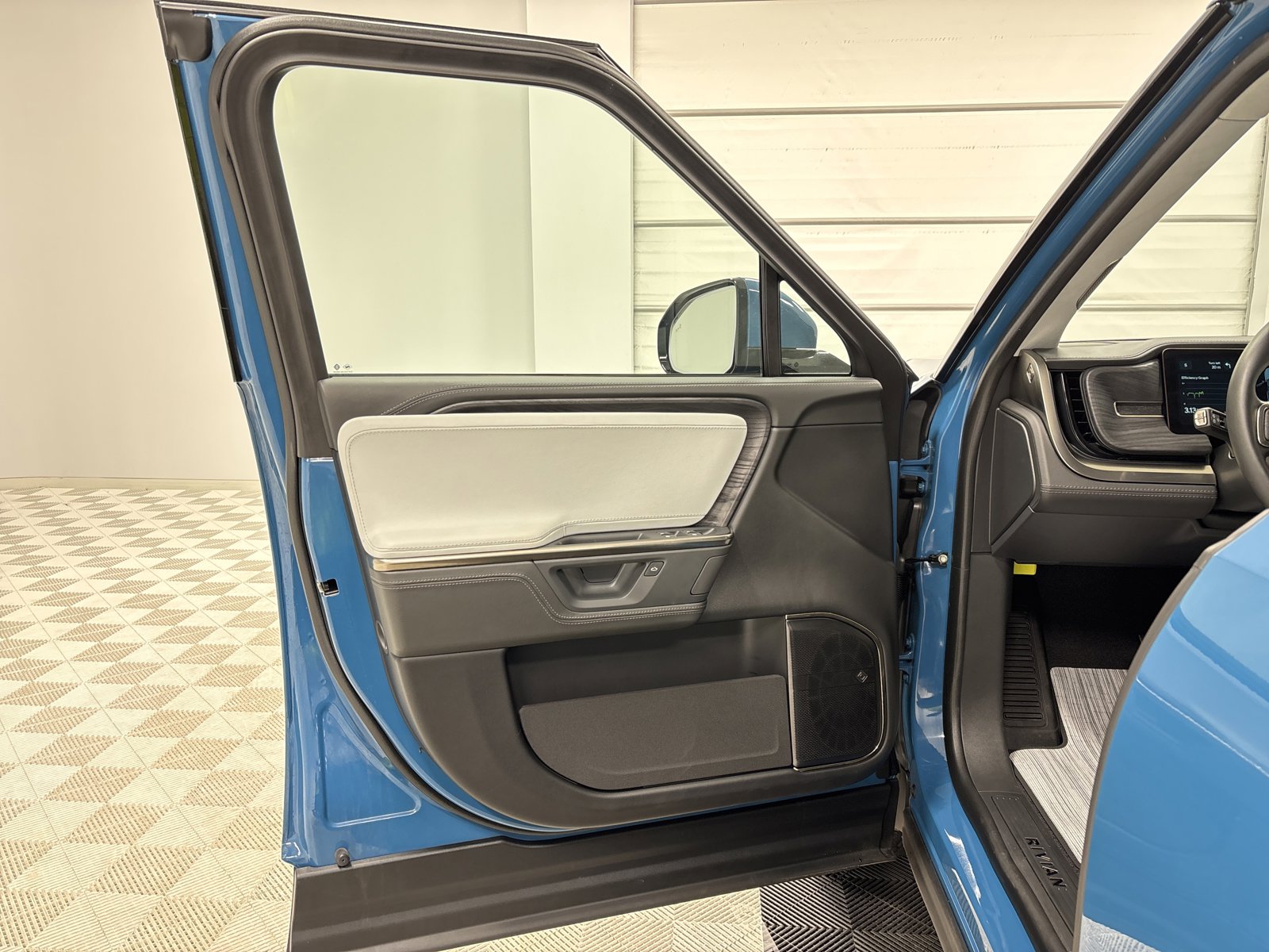 Used 2025 Rivian R1S Adventure AWD/4WD image 16