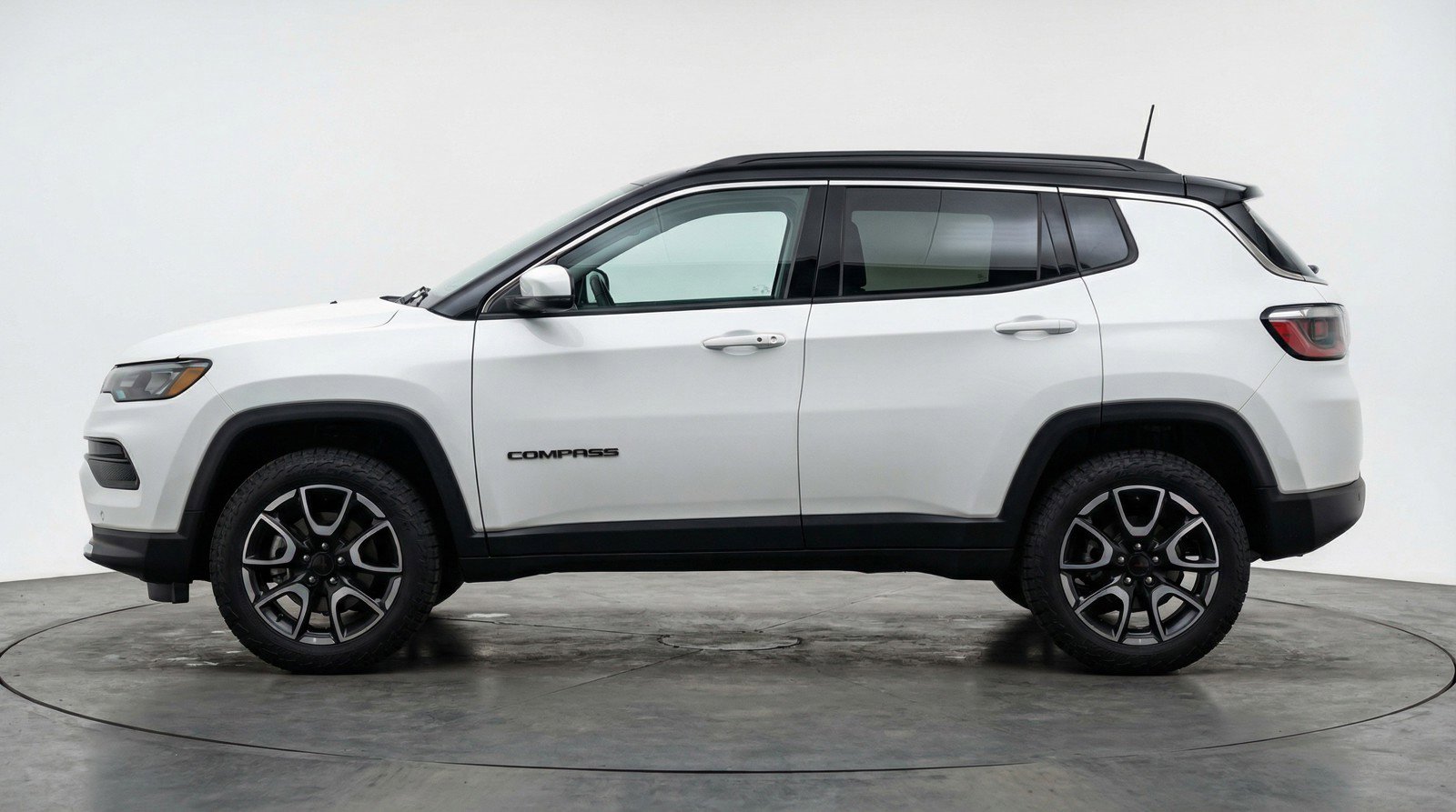 Used 2025 Jeep Compass Trailhawk image 5