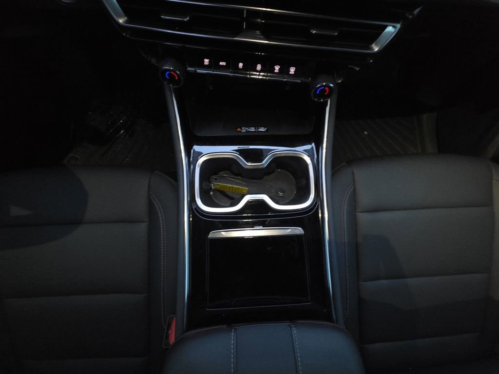 Used 2024 Chevrolet Traverse Z71 image 12