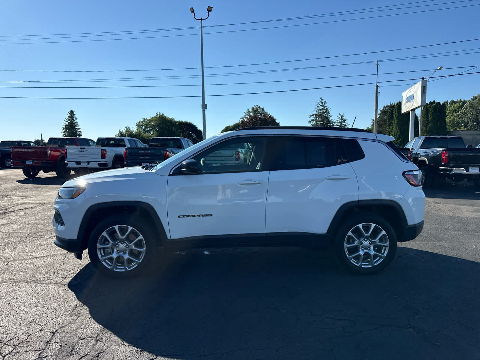 Used 2024 Jeep Compass Latitude w/ Sun and Sound Group AWD/4WD image 2