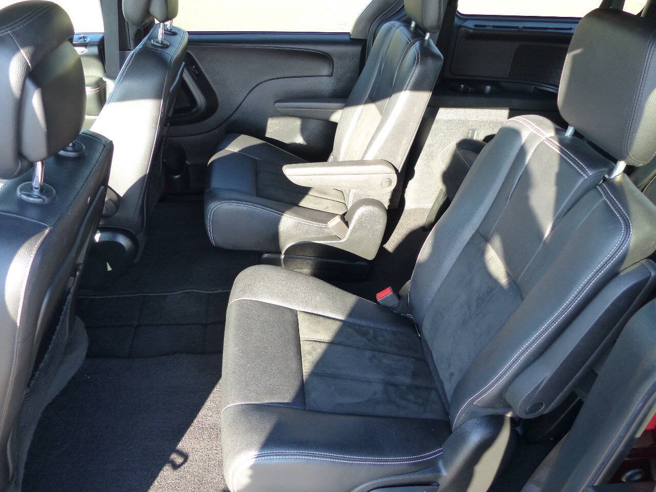 Used 2018 Dodge Grand Caravan SXT w/ Blacktop Package FWD image 16