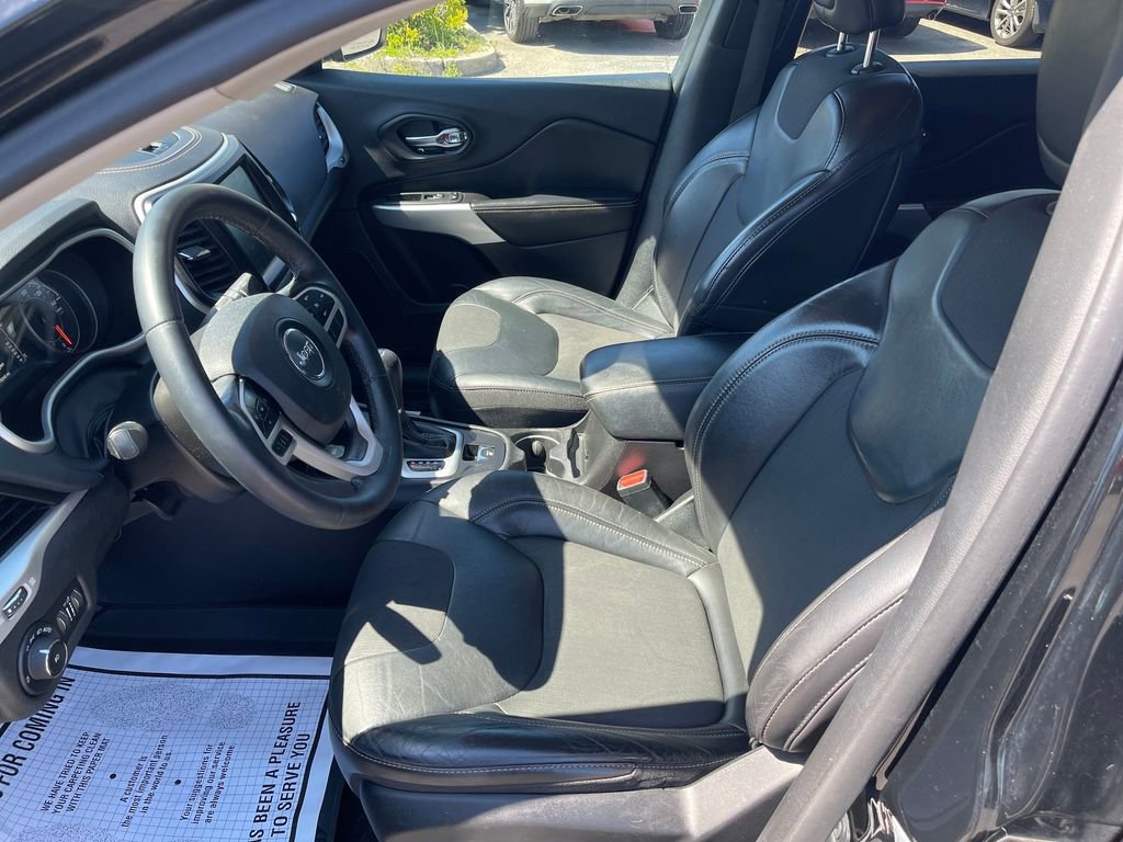 Used 2018 Jeep Cherokee Latitude Plus AWD/4WD image 13