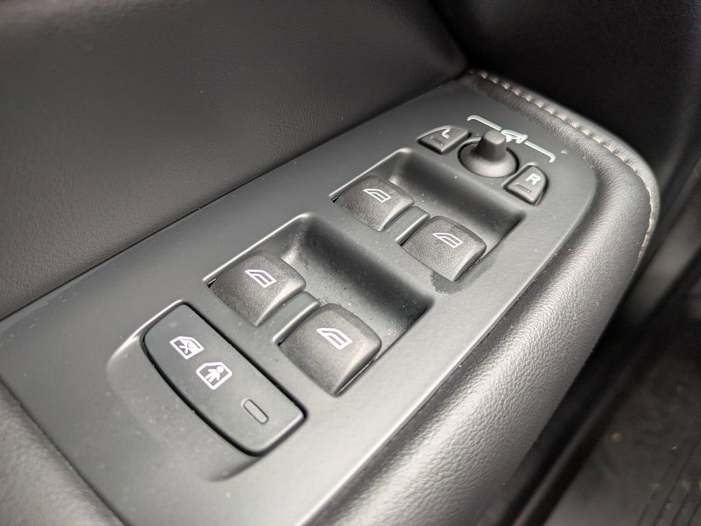 Certified 2024 Volvo XC60 B5 Ultimate w/ Protection Package Premier image 25