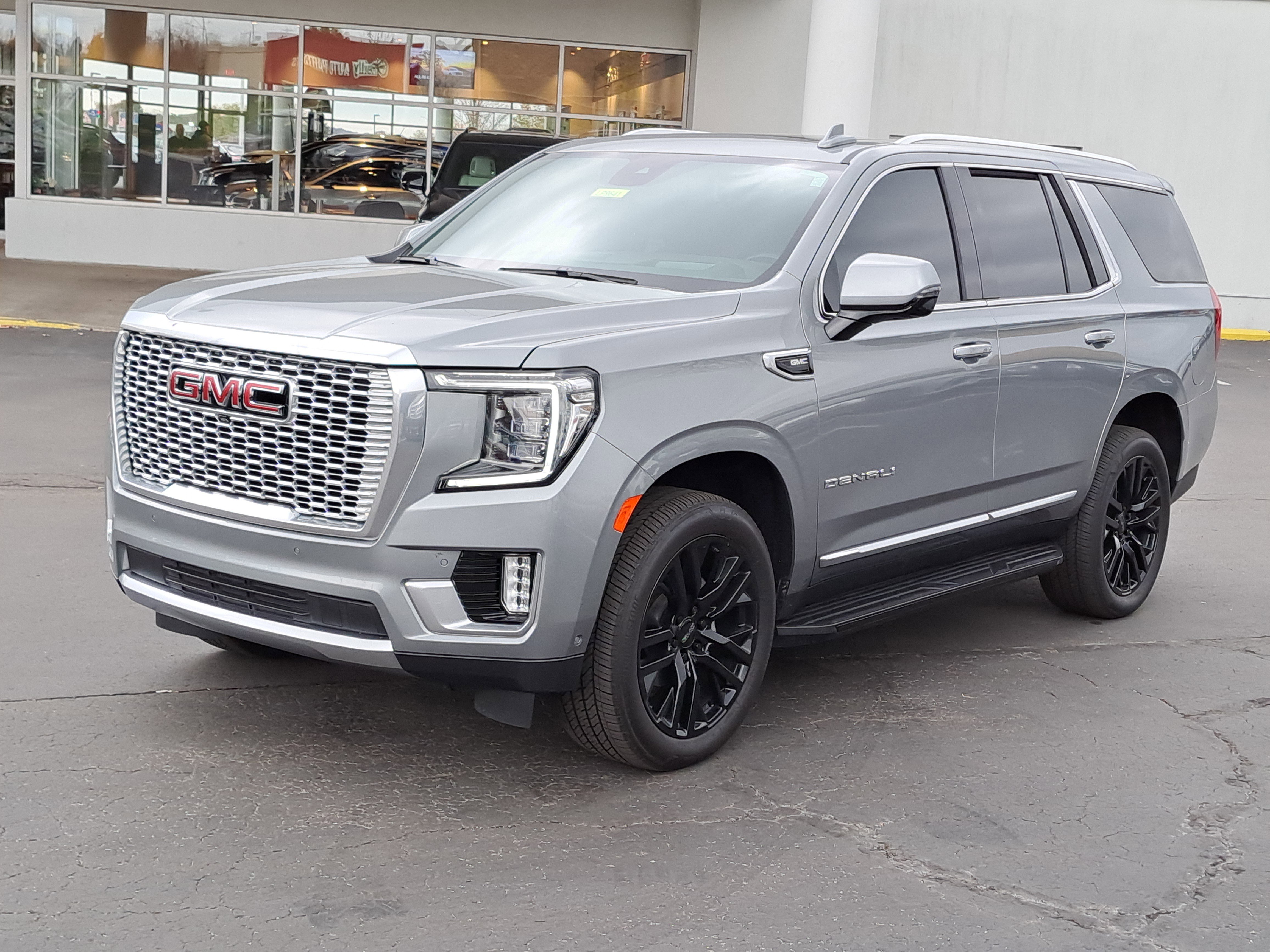 Used 2024 GMC Yukon Denali w/ Advanced Technology Package image 2