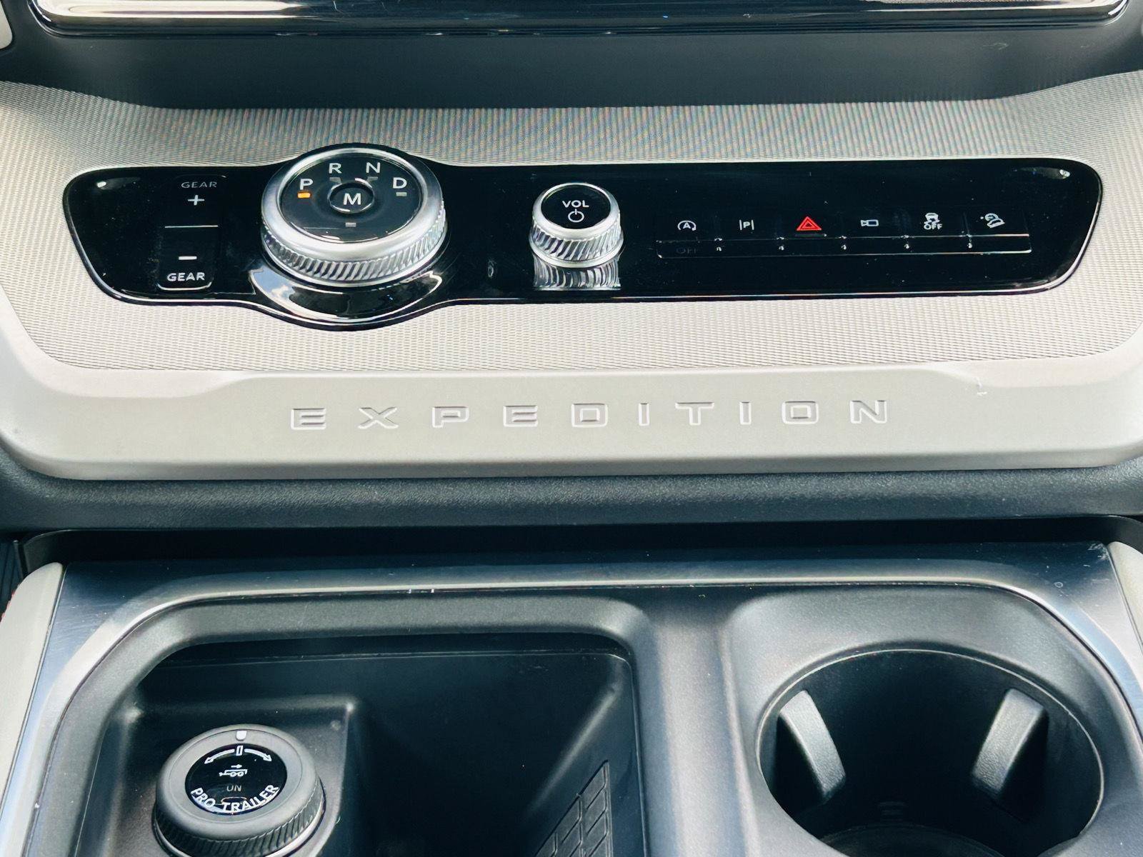 Used 2025 Ford Expedition Active AWD/4WD image 29
