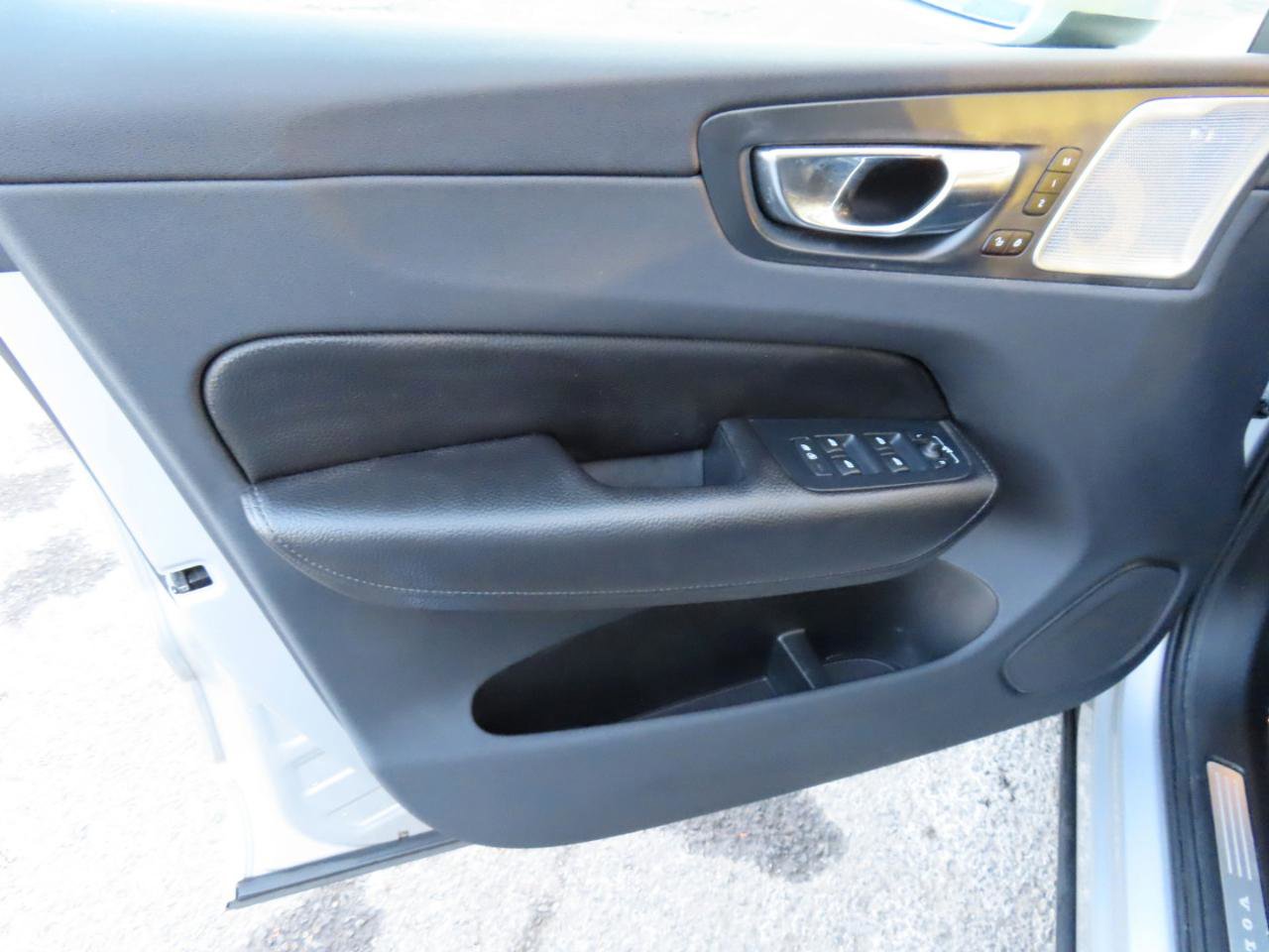 Used 2018 Volvo XC60 T6 Inscription w/ Convenience Package image 4