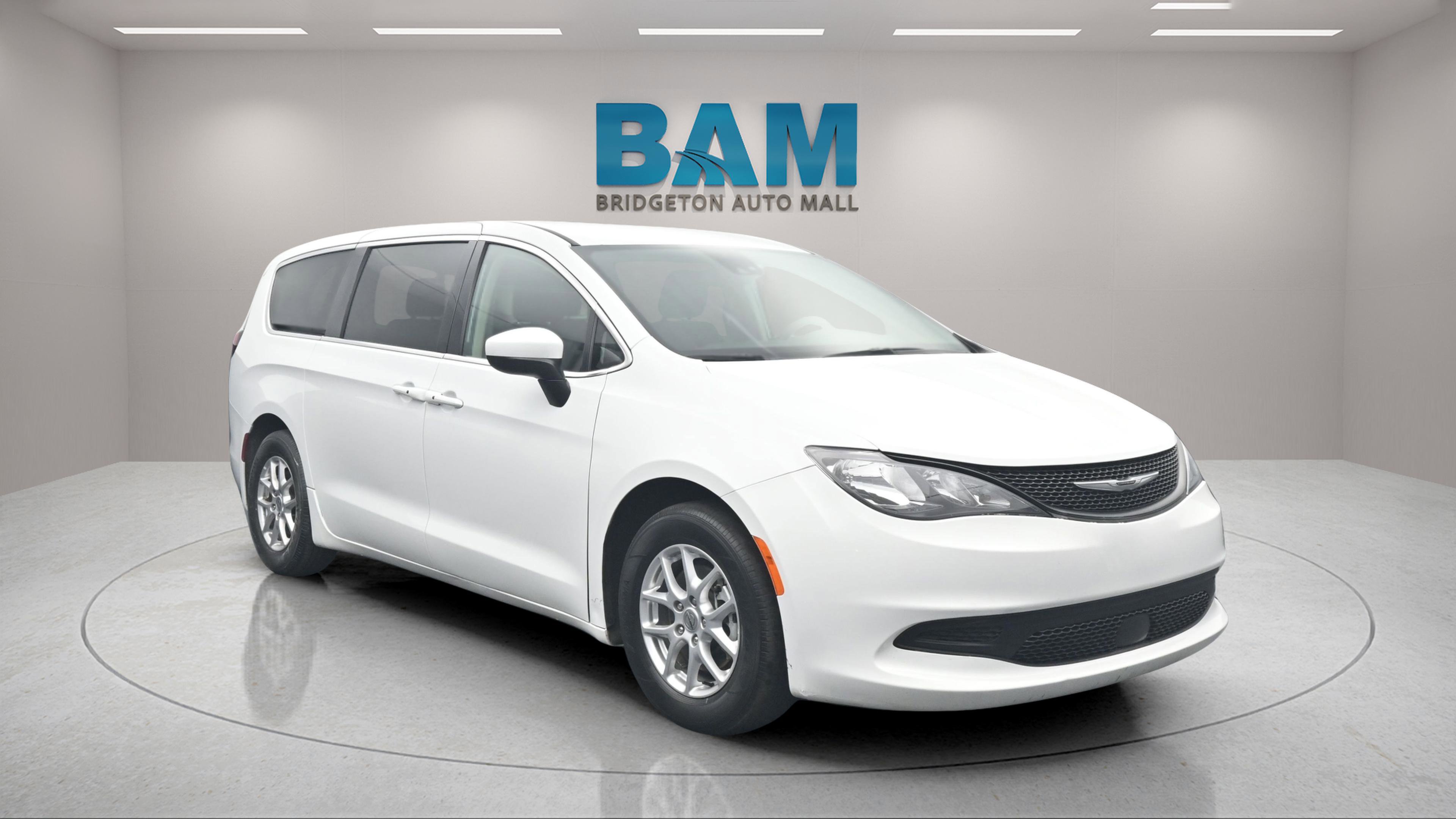 Used 2023 Chrysler Voyager LX image 1