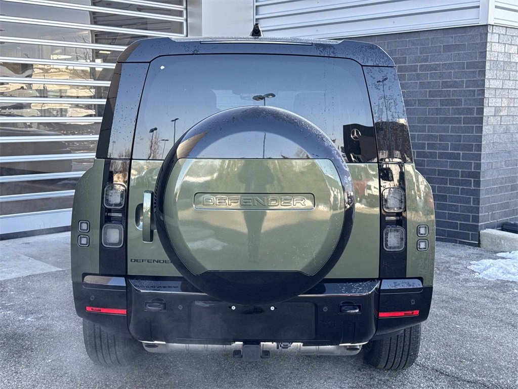 New 2026 Land Rover Defender 130 X-Dynamic SE image 5