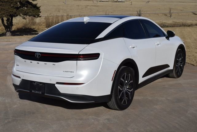 Used 2023 Toyota Crown Limited image 16