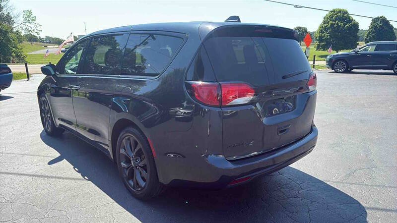 Used 2020 Chrysler Pacifica Touring w/ S Appearance Package FWD image 6