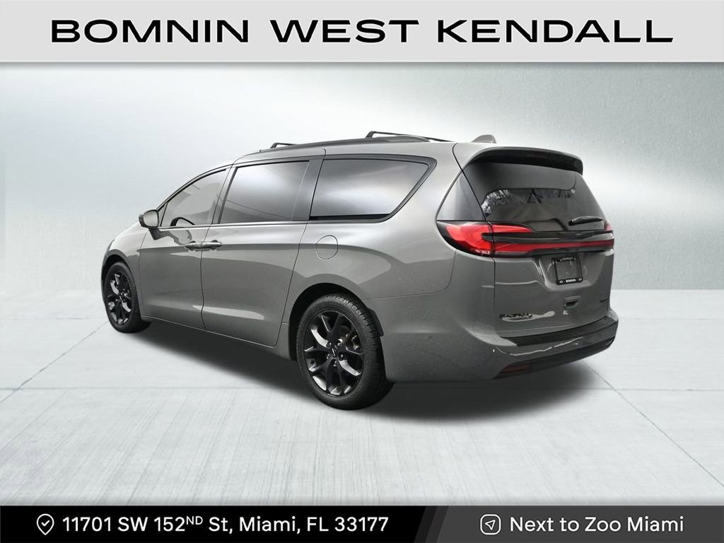 Used 2022 Chrysler Pacifica Limited w/ S Appearance Package image 3