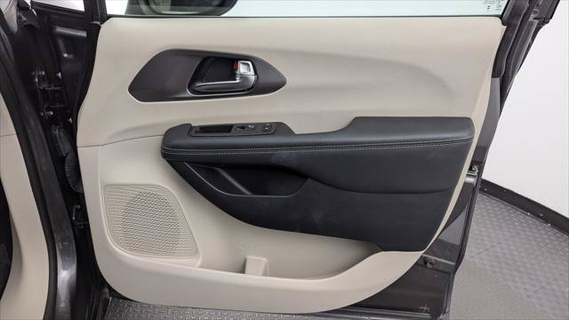 Used 2023 Chrysler Pacifica Touring-L FWD image 22