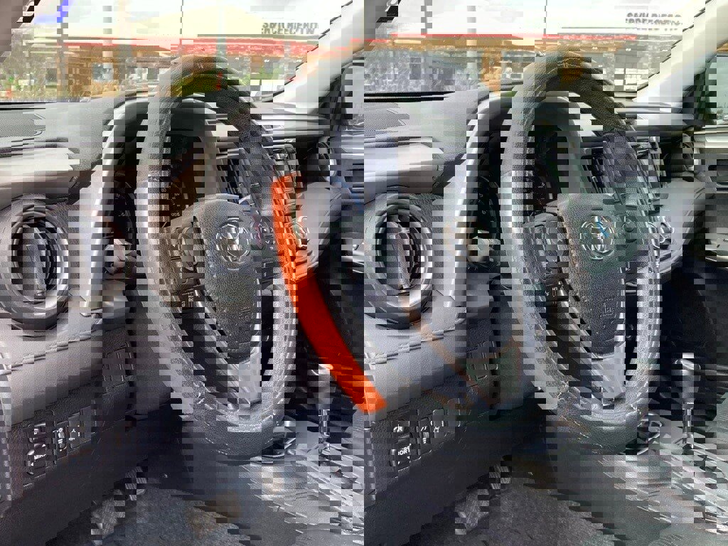 Used 2018 Toyota RAV4 LE image 9