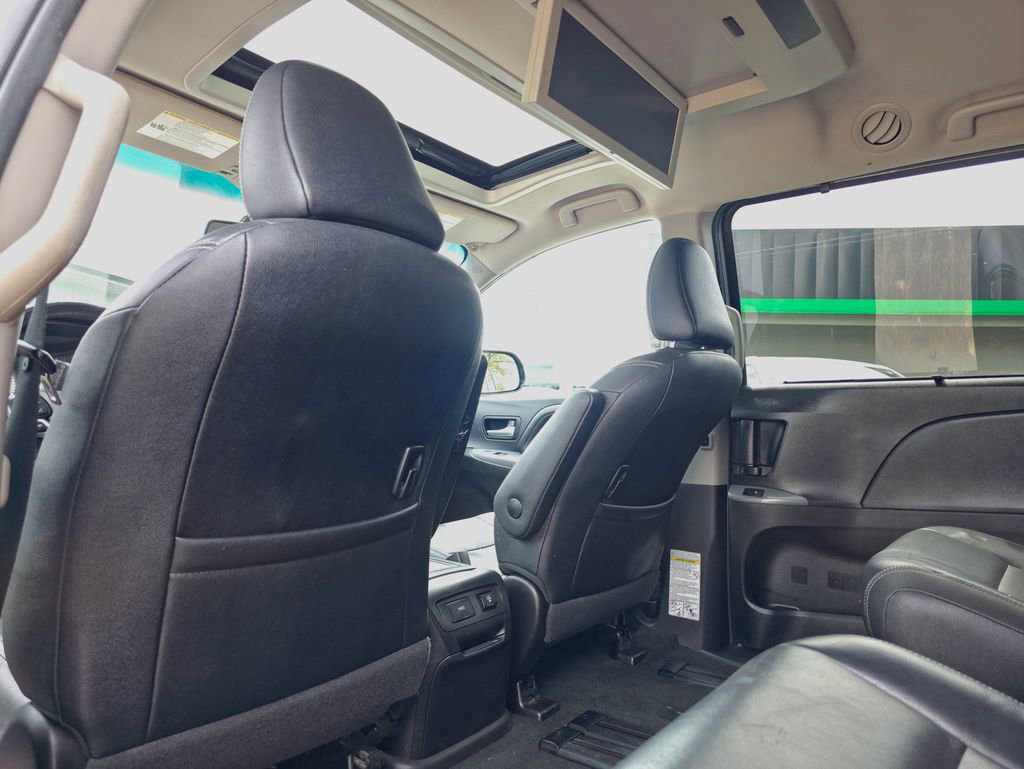 Used 2017 Toyota Sienna SE Premium image 14