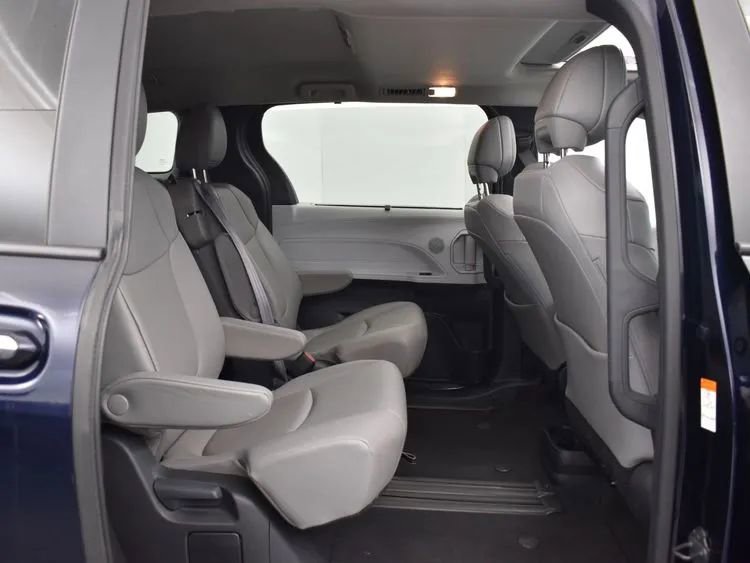 Used 2025 Toyota Sienna XLE image 18
