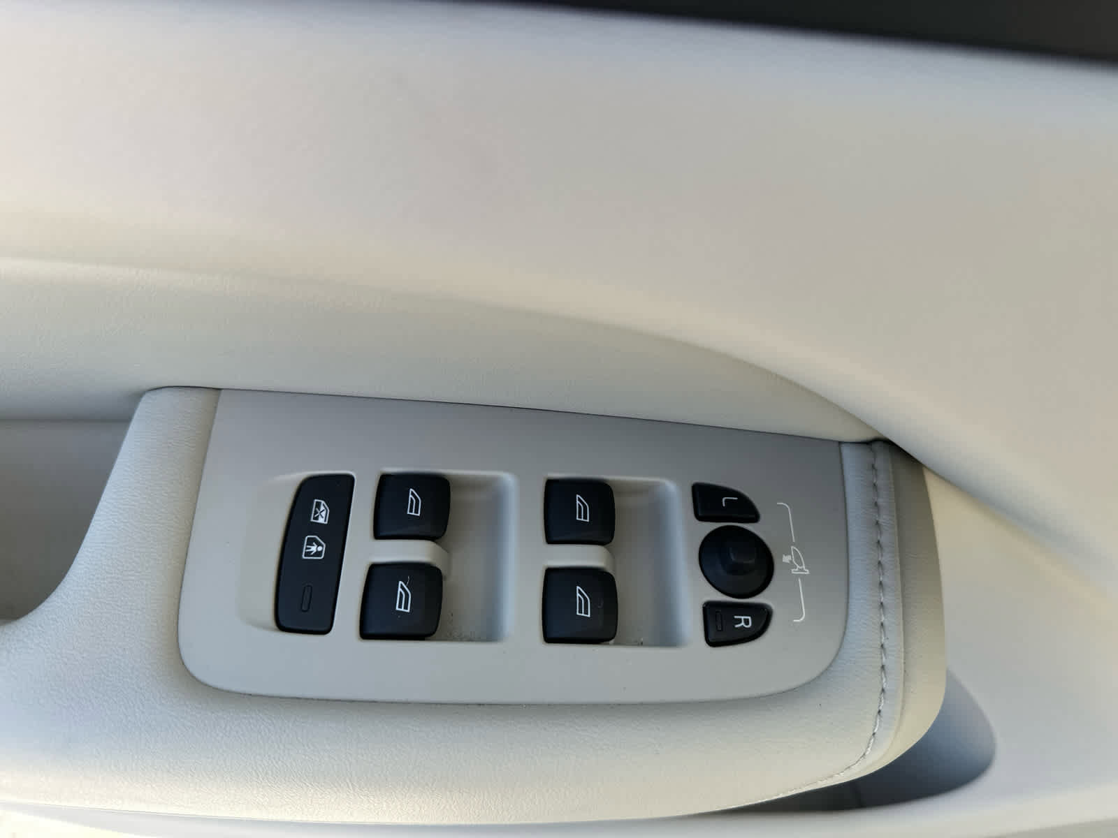 Used 2023 Volvo XC60 B5 Plus w/ Climate Package image 9