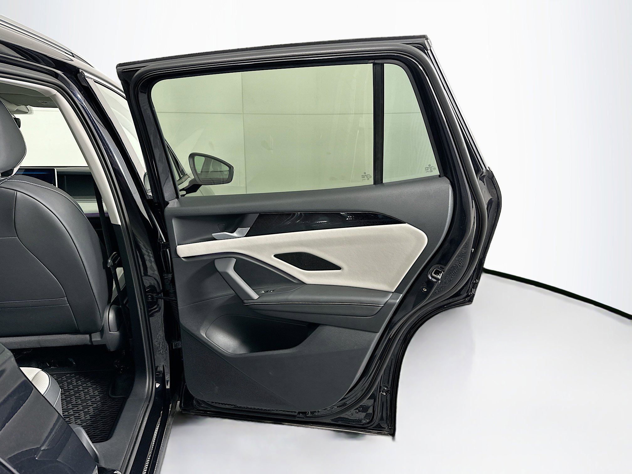 Used 2025 Volkswagen Tiguan SE image 30