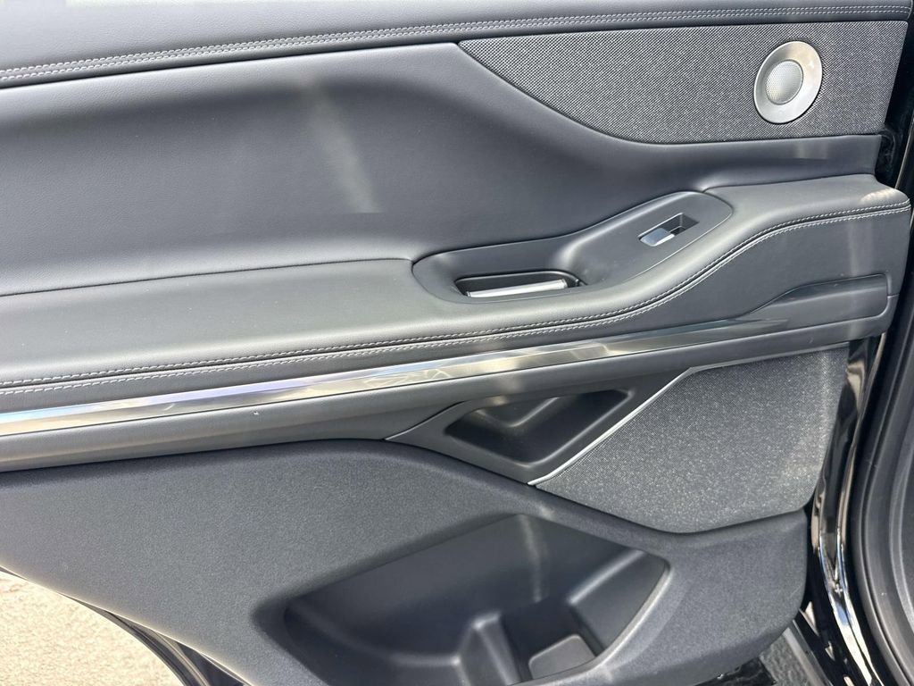 Used 2025 Lincoln Navigator Reserve image 8