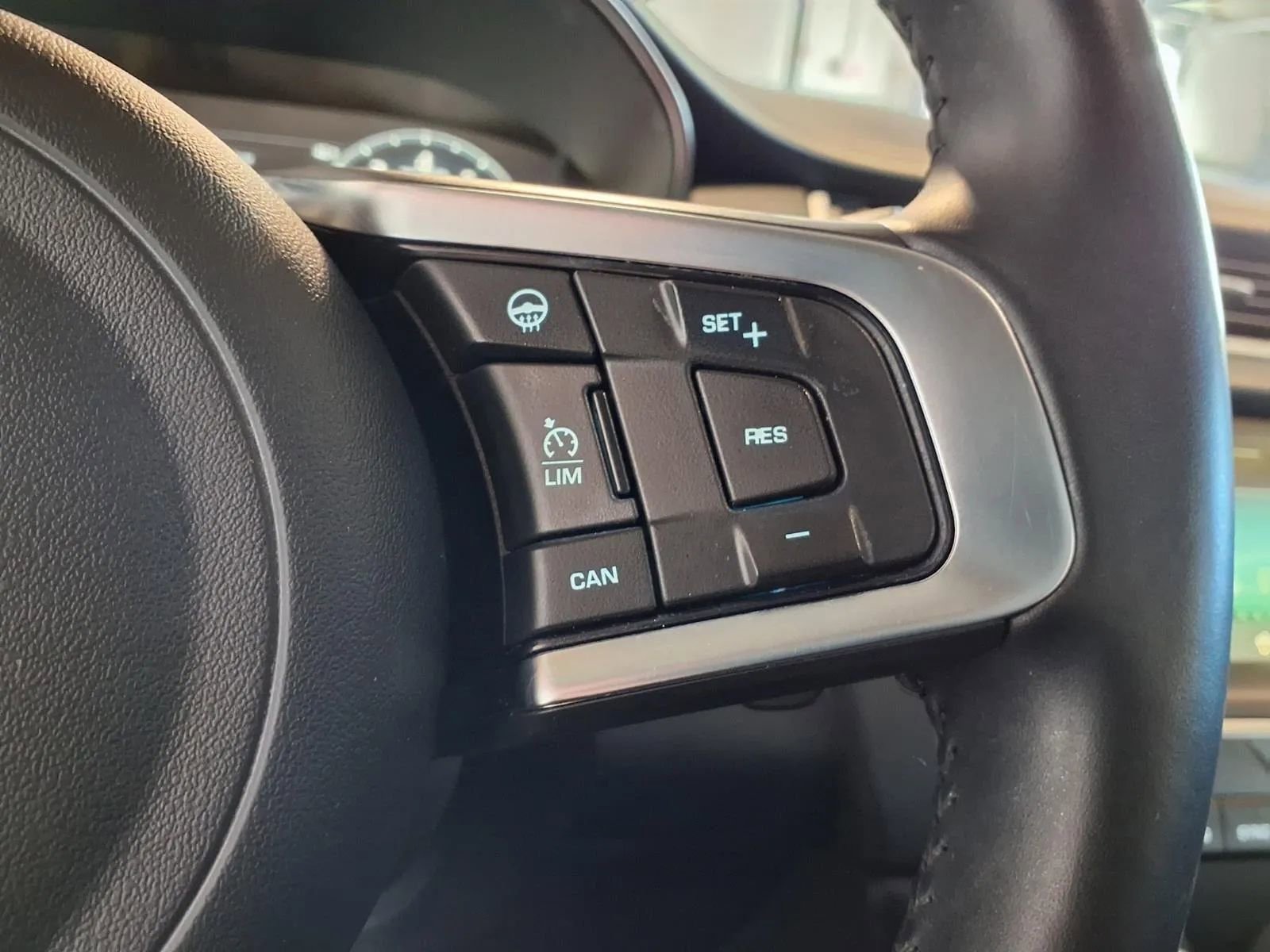 Used 2020 Jaguar E-PACE SE image 24