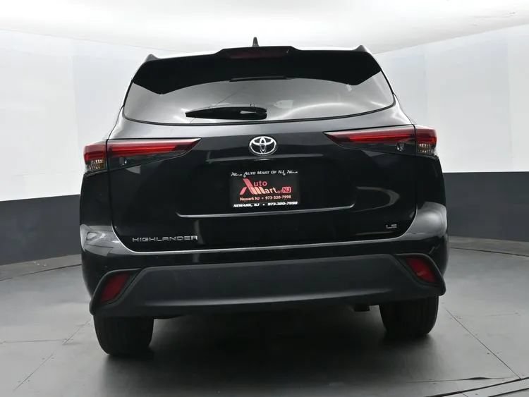 Used 2025 Toyota Highlander LE FWD image 8
