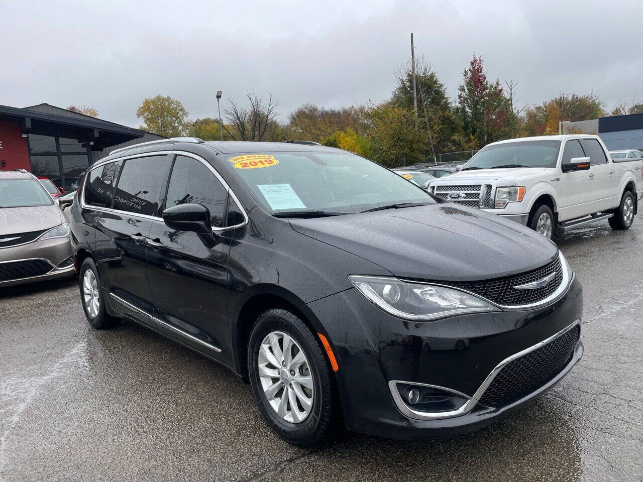 Used 2019 Chrysler Pacifica Touring-L FWD image 3