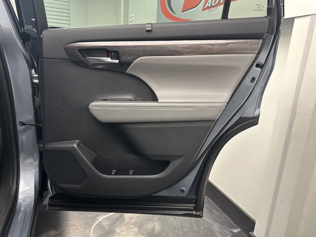 Used 2020 Toyota Highlander Limited image 12