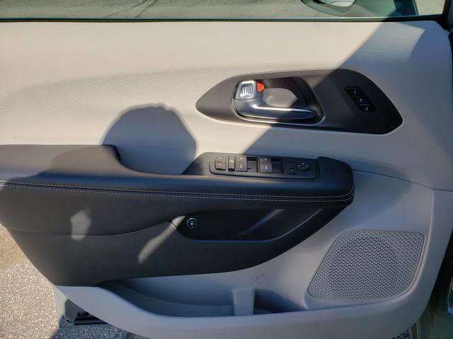 Used 2022 Chrysler Pacifica Touring-L FWD image 11