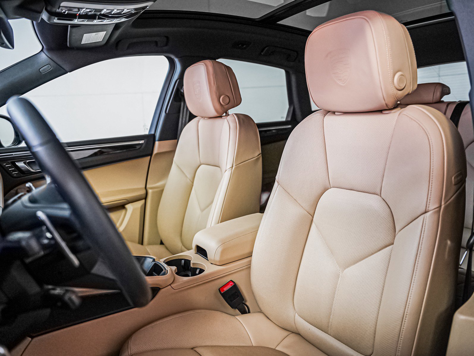 Certified 2025 Porsche Macan image 5