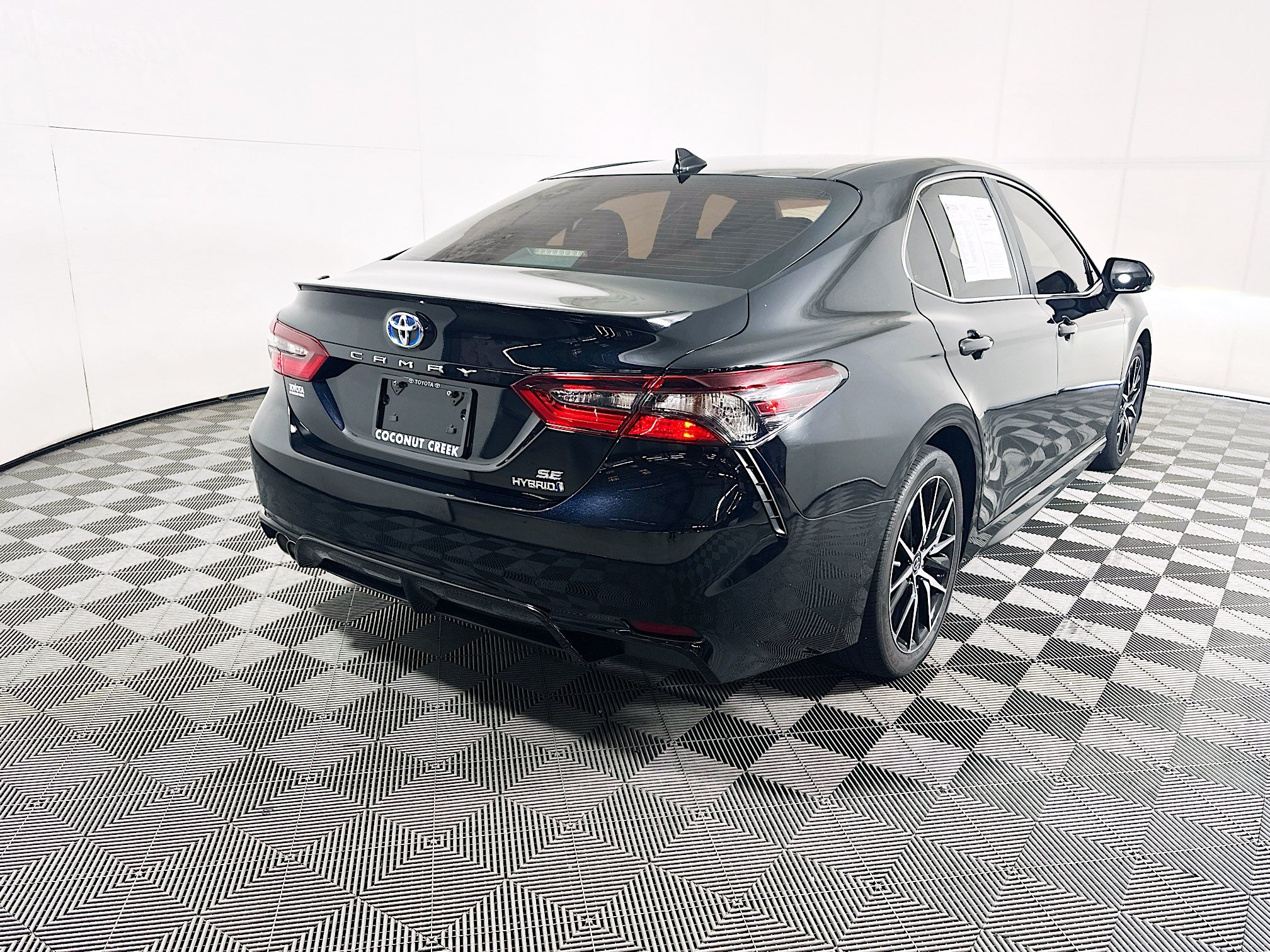 Used 2023 Toyota Camry SE w/ Audio Upgrade Package FWD image 3