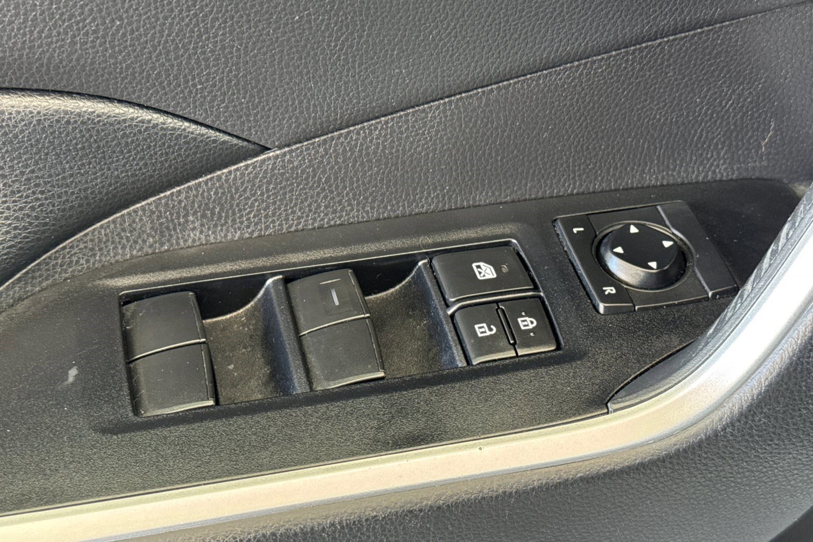 Used 2020 Toyota RAV4 LE w/ All Weather Liner Package AWD/4WD image 13