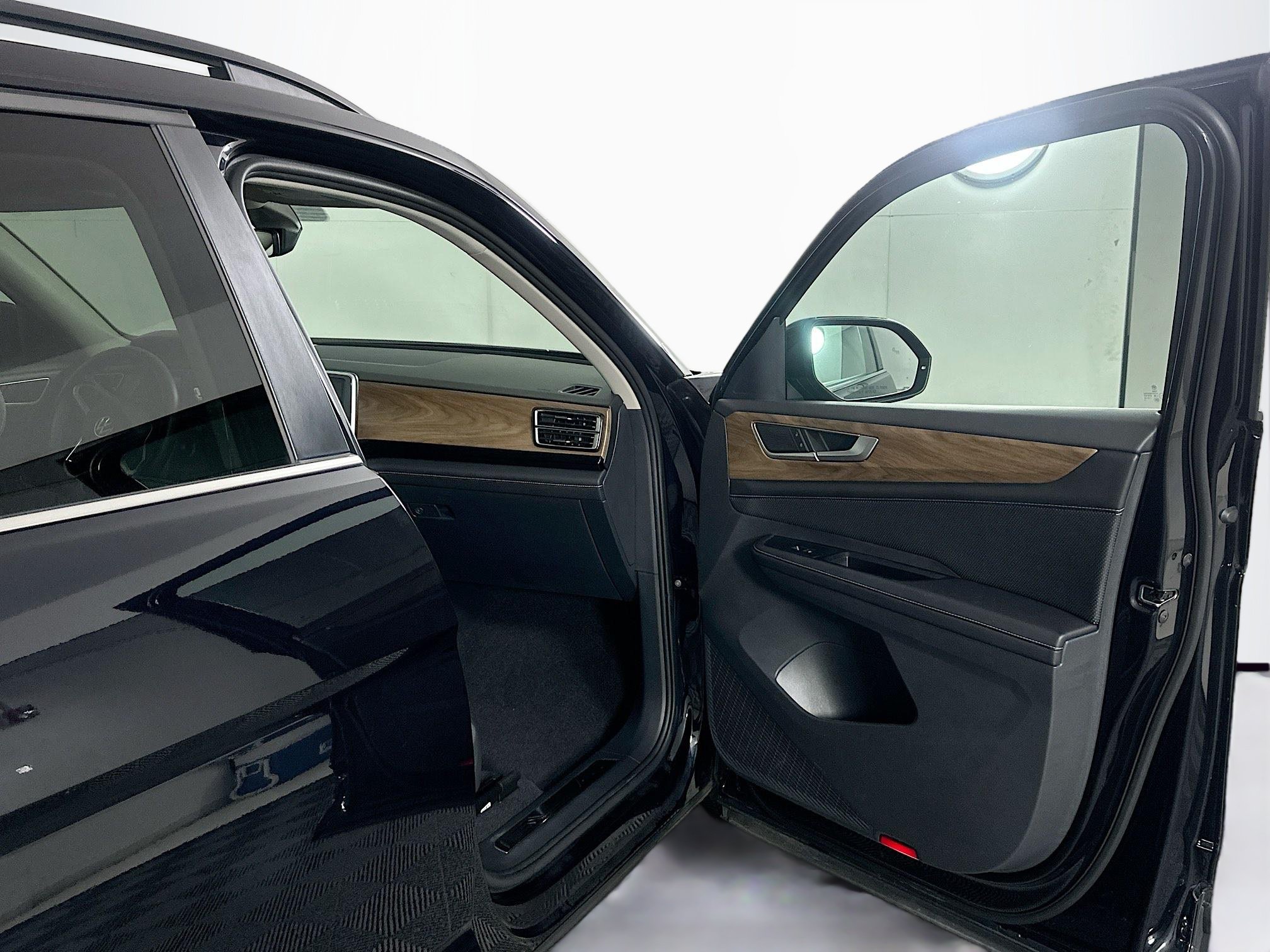 Used 2025 Volkswagen Atlas SE FWD image 32