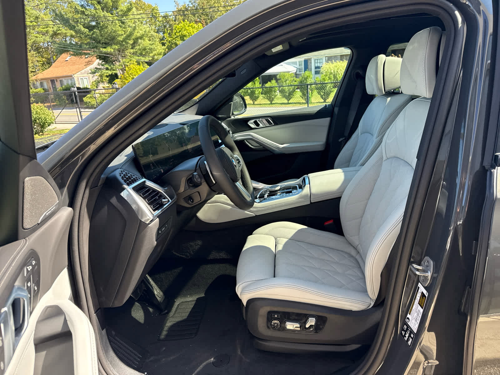 New 2026 BMW X6 xDrive40i w/ Climate Comfort Package image 11