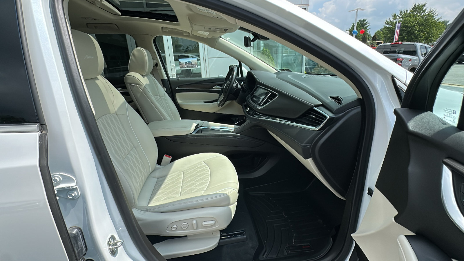 Used 2022 Buick Enclave Avenir w/ Avenir Technology Package AWD/4WD image 25