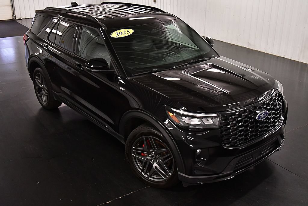 Used 2025 Ford Explorer ST-Line w/ ST-Line Street Pack AWD/4WD image 12