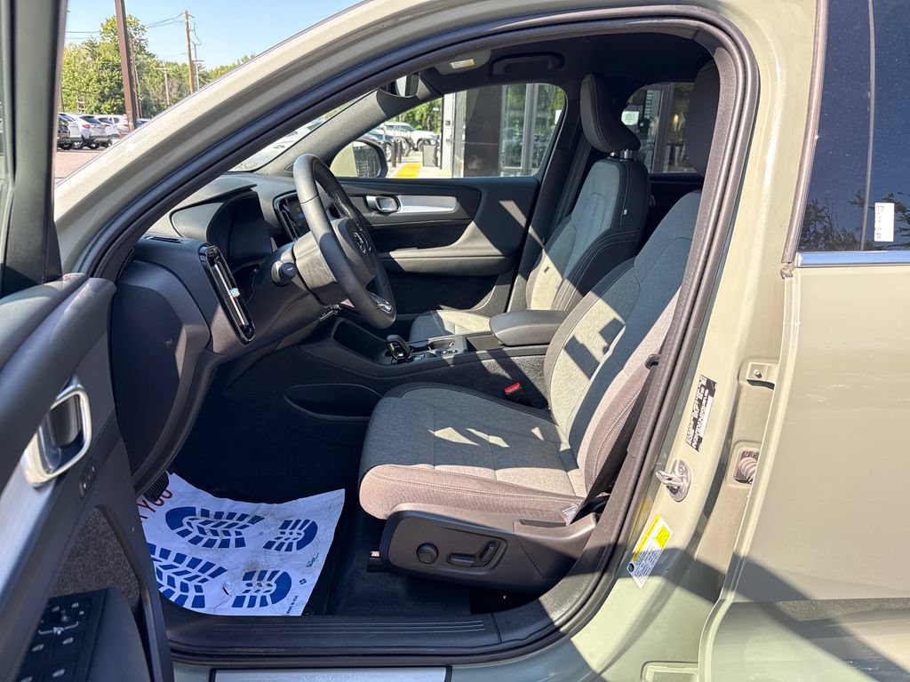 Used 2024 Volvo XC40 B5 Core AWD/4WD image 22